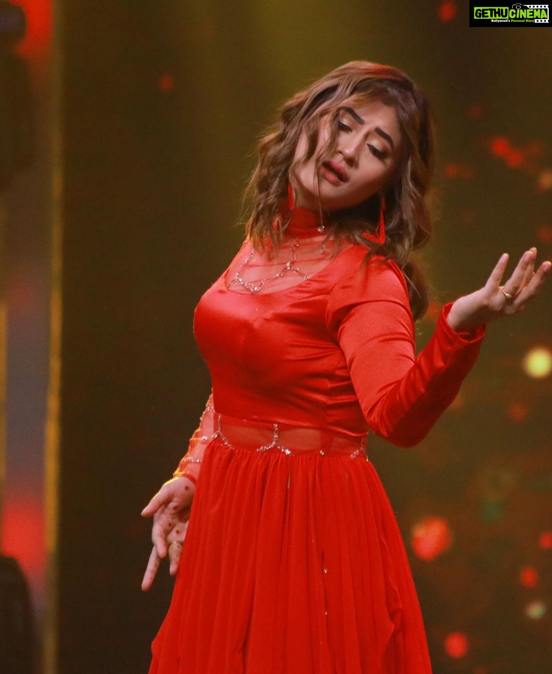 Sunita Gogoi Instagram - This Moment..Awestruck 🤩Its Ranbirrrrr ❤️ Swipe 👉 Thankyou @abusdc for d beautiful choreography n performing with both AmAzing choreographers was something I ll cherish Alwz @manichandra_official Bigboss Finale was so fantastic becoz of d amazing contestants effort.. #love #dance #passion #happiness #ranbir #moment #final #bigboss #entertainment