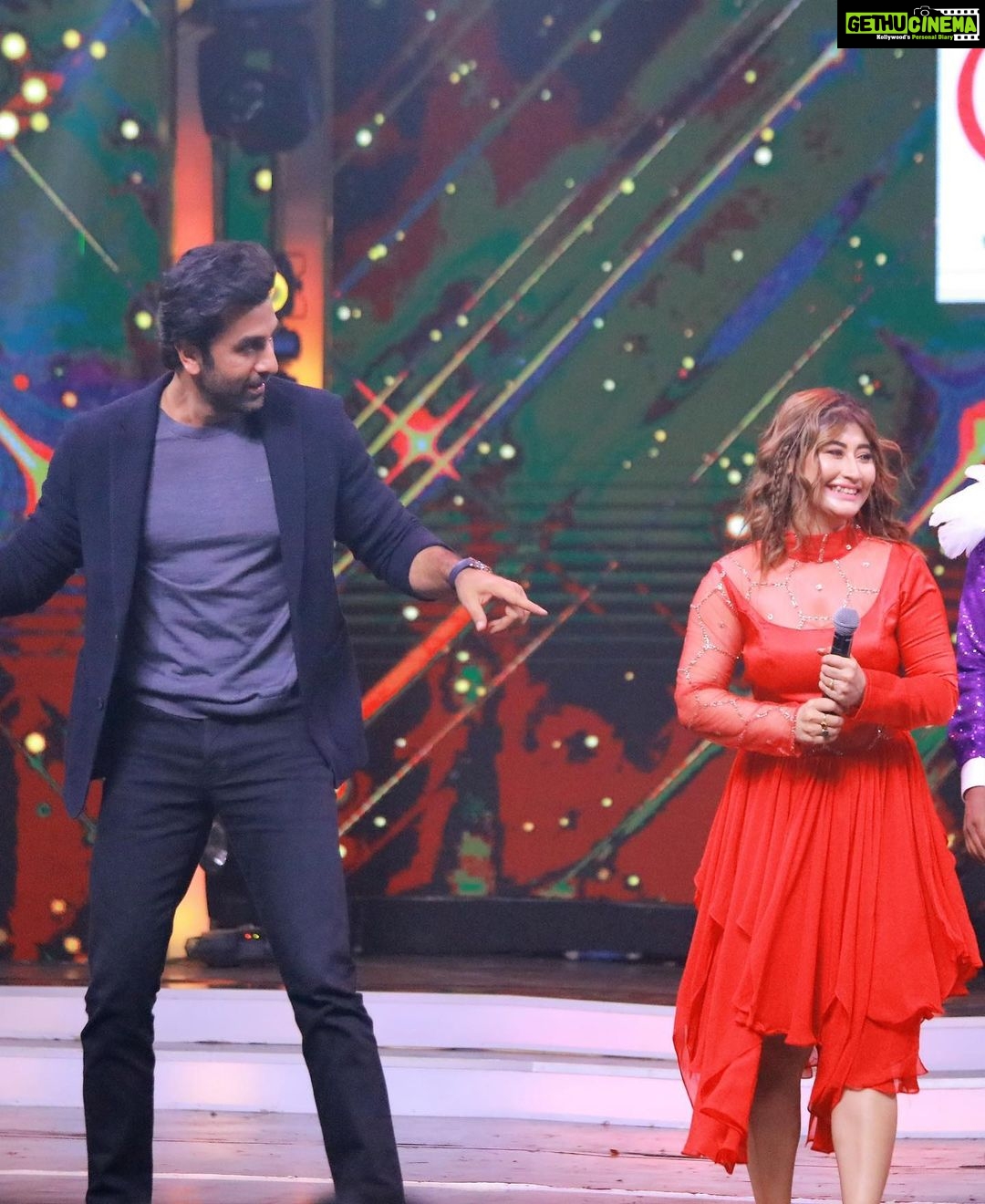 Sunita Gogoi Instagram - This Moment..Awestruck 🤩Its Ranbirrrrr ❤️ Swipe 👉 Thankyou @abusdc for d beautiful choreography n performing with both AmAzing choreographers was something I ll cherish Alwz @manichandra_official Bigboss Finale was so fantastic becoz of d amazing contestants effort.. #love #dance #passion #happiness #ranbir #moment #final #bigboss #entertainment