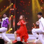 Sunita Gogoi Instagram - This Moment..Awestruck 🤩Its Ranbirrrrr ❤️ Swipe 👉 Thankyou @abusdc for d beautiful choreography n performing with both AmAzing choreographers was something I ll cherish Alwz @manichandra_official Bigboss Finale was so fantastic becoz of d amazing contestants effort.. #love #dance #passion #happiness #ranbir #moment #final #bigboss #entertainment