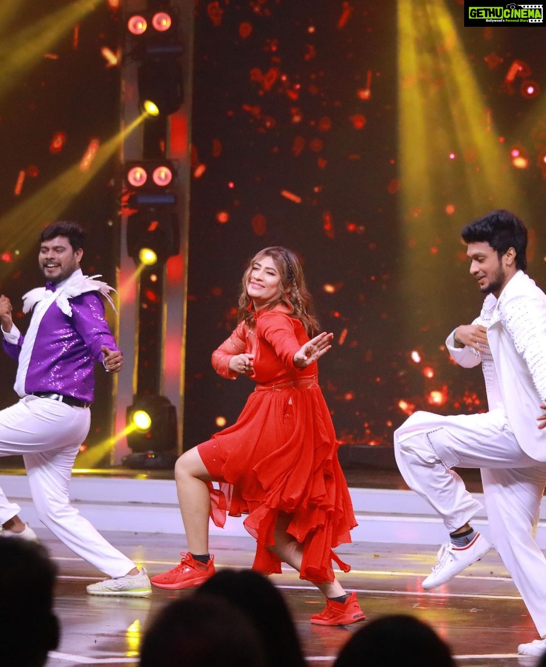 Sunita Gogoi Instagram - This Moment..Awestruck 🤩Its Ranbirrrrr ❤️ Swipe 👉 Thankyou @abusdc for d beautiful choreography n performing with both AmAzing choreographers was something I ll cherish Alwz @manichandra_official Bigboss Finale was so fantastic becoz of d amazing contestants effort.. #love #dance #passion #happiness #ranbir #moment #final #bigboss #entertainment