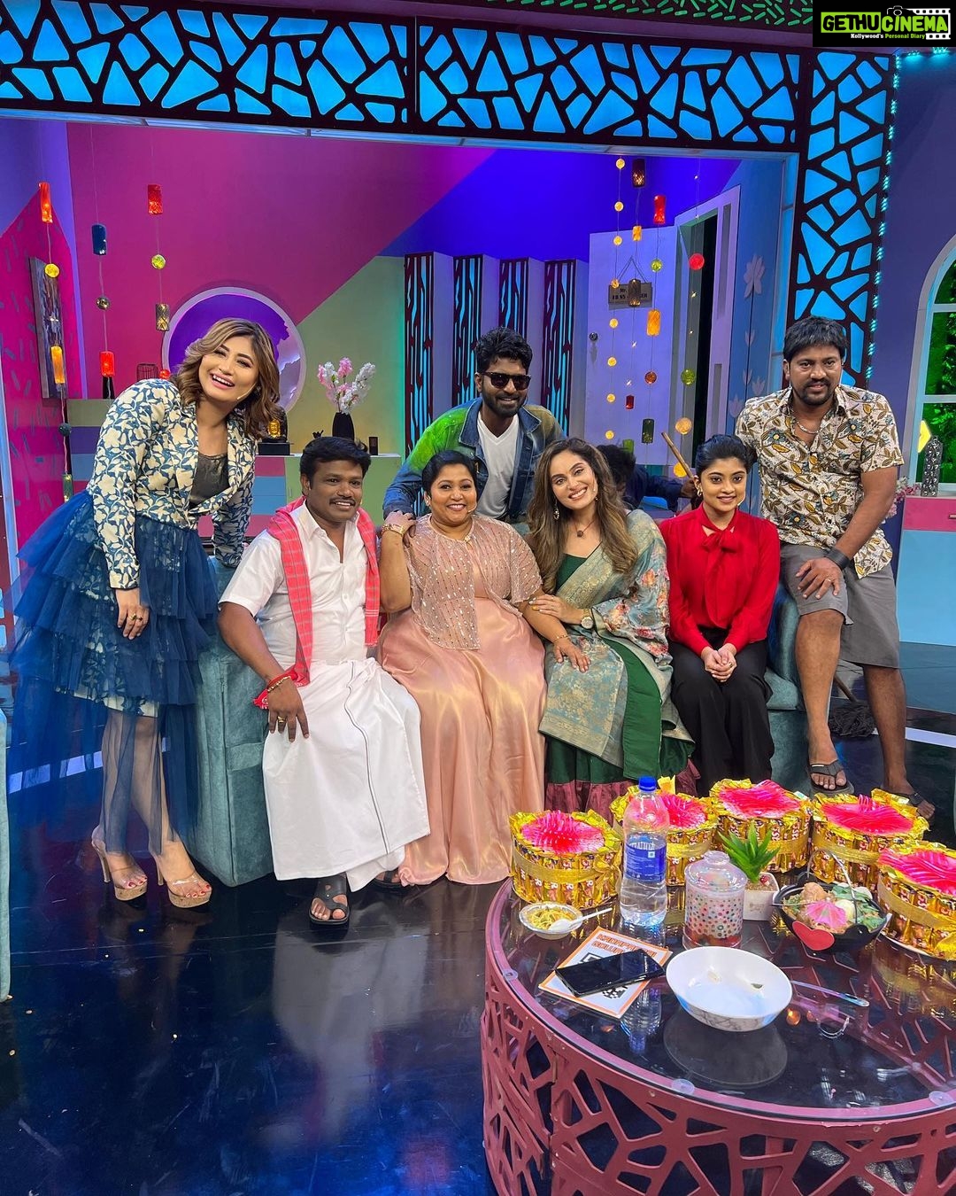 Sunita Gogoi Instagram - Happie Faces CWC team on d sets of Raju vootla Party..Super Fun episode..really had an amazing time💃🕺 Don’t miss it Tmrw(Sunday)9.30 pm @vijaytelevision #cwc #rvlp #entertainment #fun #shoot