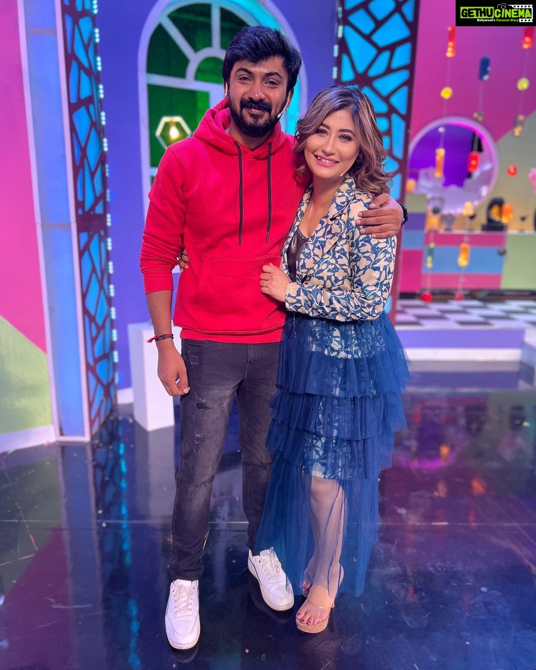 Sunita Gogoi Instagram - Happie Faces CWC team on d sets of Raju vootla Party..Super Fun episode..really had an amazing time💃🕺 Don’t miss it Tmrw(Sunday)9.30 pm @vijaytelevision #cwc #rvlp #entertainment #fun #shoot