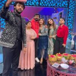 Sunita Gogoi Instagram - Happie Faces CWC team on d sets of Raju vootla Party..Super Fun episode..really had an amazing time💃🕺 Don’t miss it Tmrw(Sunday)9.30 pm @vijaytelevision #cwc #rvlp #entertainment #fun #shoot