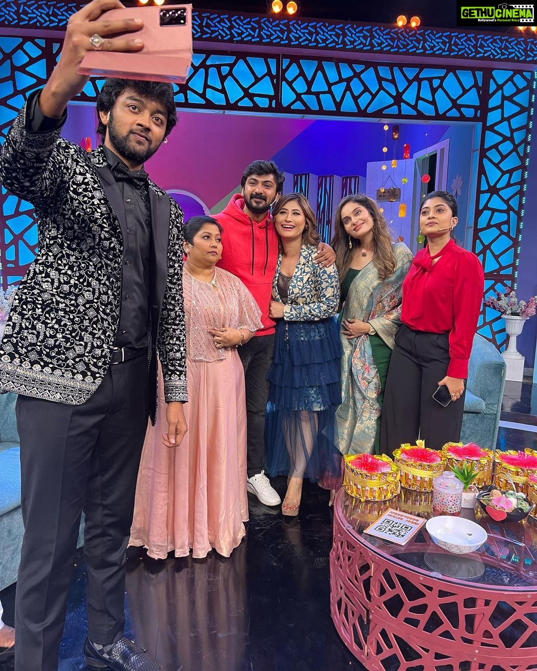Sunita Gogoi Instagram - Happie Faces CWC team on d sets of Raju vootla Party..Super Fun episode..really had an amazing time💃🕺 Don’t miss it Tmrw(Sunday)9.30 pm @vijaytelevision #cwc #rvlp #entertainment #fun #shoot