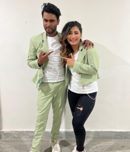 Sunita Gogoi Instagram - All About Last Evening .. After a long time performing live was thrilling and so exciting.. Amazing choreography by @amir__ads and Thankyou to my lovely Dancers🕺 Had fun with d SS darlings @singer_vrusha__ @reshmashyam Hair by @krishna_hairstylist Costume @andy_k_studio #don #movie #launch #dance #choreography #entertainment #privateparty #song