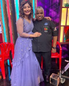 Sunita Gogoi Instagram - Don’t miss to Watch the Finale Cook with Comali 3 pm @vijaytelevision A beautiful Journey of all Emotions 🛑Few pictures are yet to post as only 10 pics In one post😥 A big Thankyou to my Iron Lady for giving dis opportunity Love u mam @ravoofa.h.k Thankyou @parthiv.mani for guiding me through out d show 🕺 Thankyou @mediamasons Outfit @styl_chennai Hair @krishna_hairstylist #Finale #family