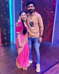 Sunita Gogoi Instagram - Bunch of Happiness😍 Cook with comali family Hair @krishna_hairstylist Outfit @styl_chennai #family #entertainment
