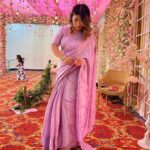 Sunita Gogoi Instagram – Thankyou my darling @pavithra.janani for dis beautiful saree ..my fav colour 💜

Stitched by @shopaholic_collections 

Hair @style_with_anbu 

#pic #saree #indian #sareenotsorry