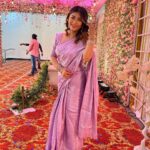 Sunita Gogoi Instagram – Thankyou my darling @pavithra.janani for dis beautiful saree ..my fav colour 💜

Stitched by @shopaholic_collections 

Hair @style_with_anbu 

#pic #saree #indian #sareenotsorry
