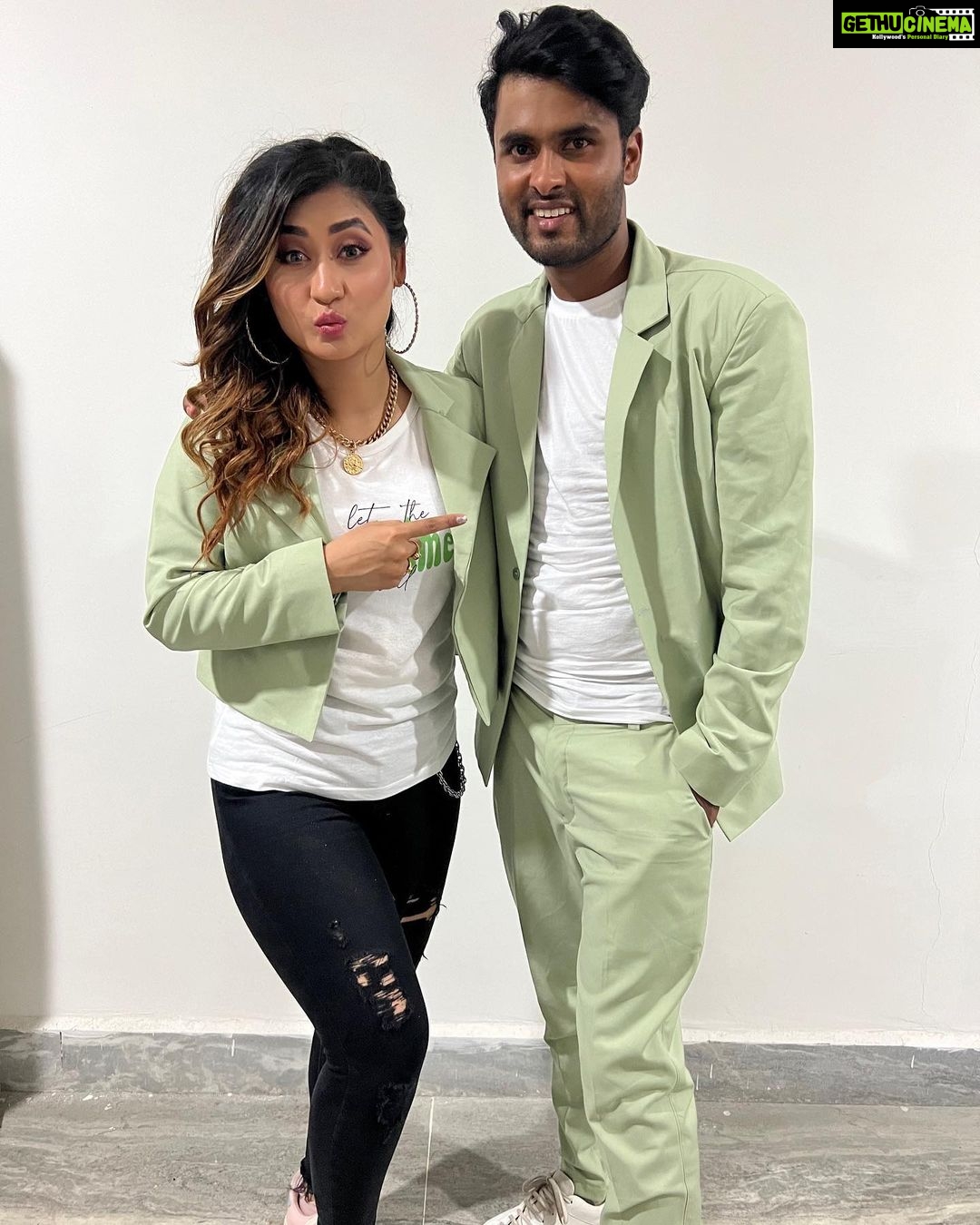 Sunita Gogoi Instagram - All About Last Evening .. After a long time performing live was thrilling and so exciting.. Amazing choreography by @amir__ads and Thankyou to my lovely Dancers🕺 Had fun with d SS darlings @singer_vrusha__ @reshmashyam Hair by @krishna_hairstylist Costume @andy_k_studio #don #movie #launch #dance #choreography #entertainment #privateparty #song