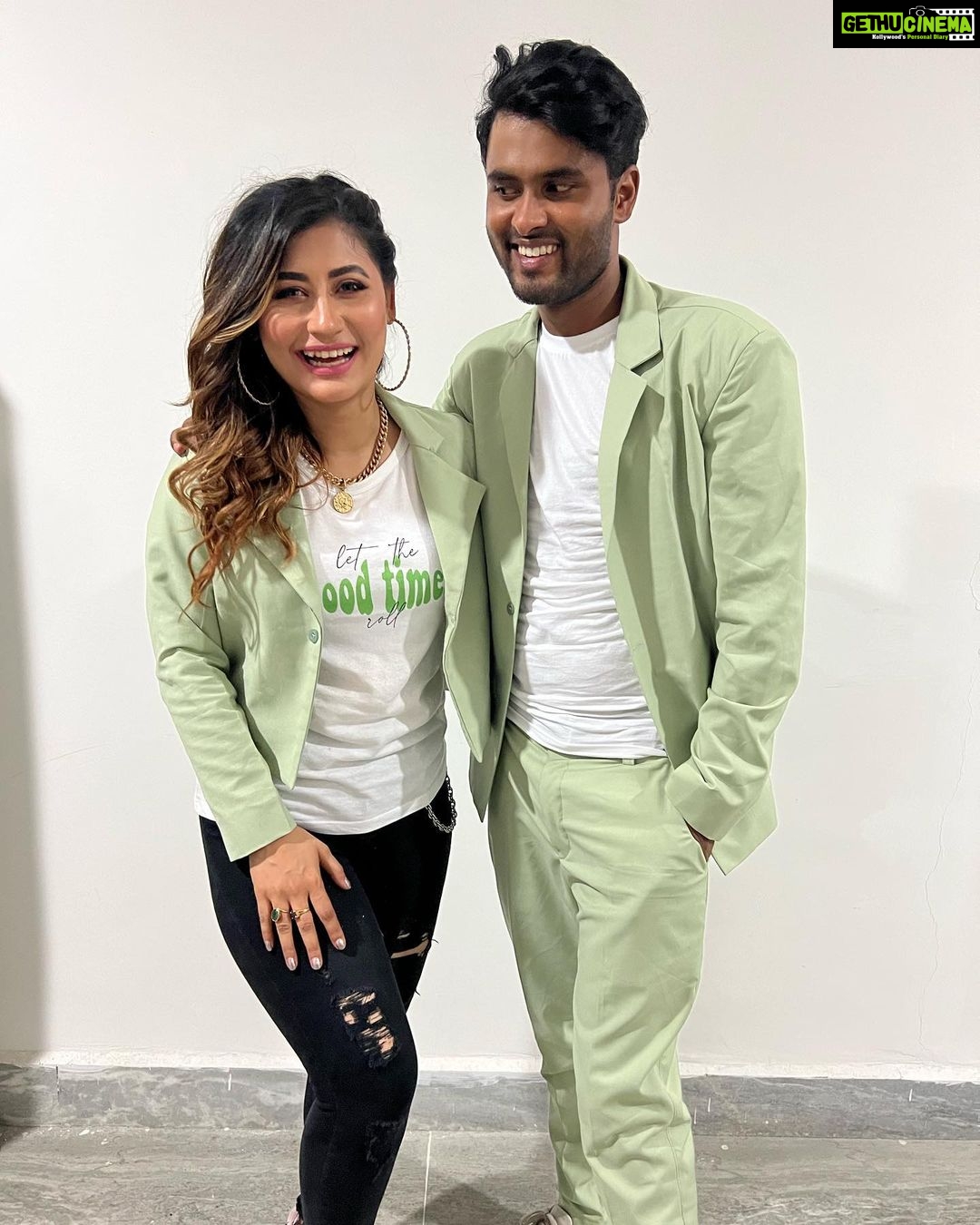 Sunita Gogoi Instagram - All About Last Evening .. After a long time performing live was thrilling and so exciting.. Amazing choreography by @amir__ads and Thankyou to my lovely Dancers🕺 Had fun with d SS darlings @singer_vrusha__ @reshmashyam Hair by @krishna_hairstylist Costume @andy_k_studio #don #movie #launch #dance #choreography #entertainment #privateparty #song