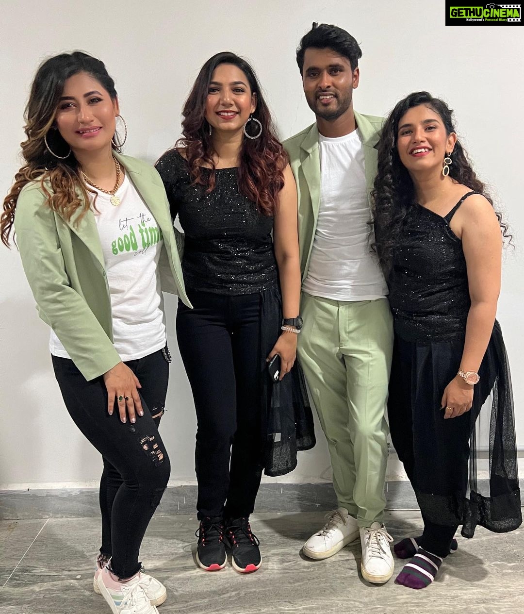 Sunita Gogoi Instagram - All About Last Evening .. After a long time performing live was thrilling and so exciting.. Amazing choreography by @amir__ads and Thankyou to my lovely Dancers🕺 Had fun with d SS darlings @singer_vrusha__ @reshmashyam Hair by @krishna_hairstylist Costume @andy_k_studio #don #movie #launch #dance #choreography #entertainment #privateparty #song