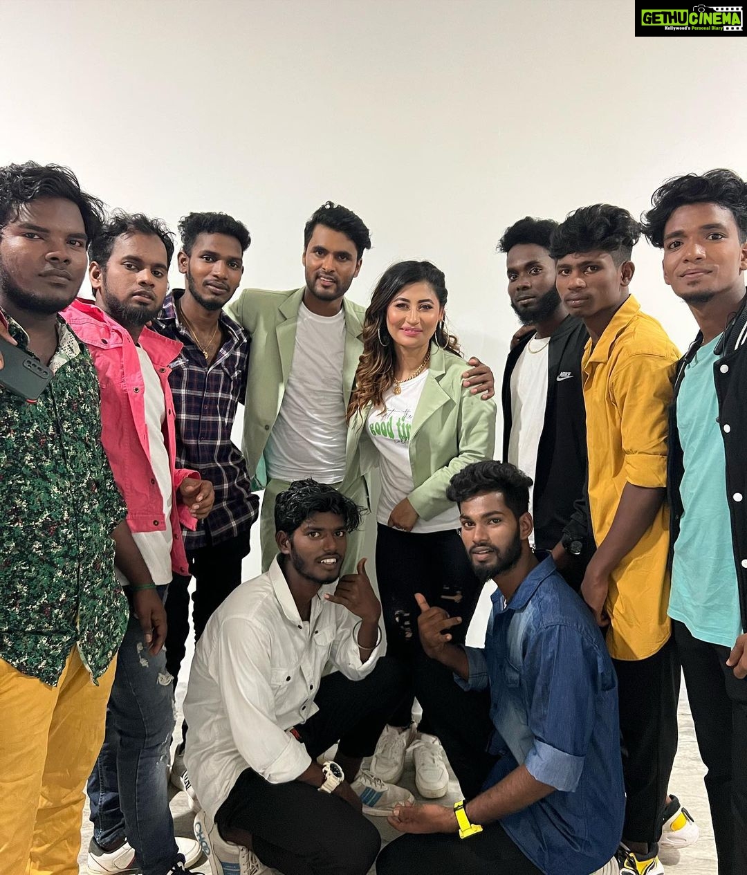Sunita Gogoi Instagram - All About Last Evening .. After a long time performing live was thrilling and so exciting.. Amazing choreography by @amir__ads and Thankyou to my lovely Dancers🕺 Had fun with d SS darlings @singer_vrusha__ @reshmashyam Hair by @krishna_hairstylist Costume @andy_k_studio #don #movie #launch #dance #choreography #entertainment #privateparty #song
