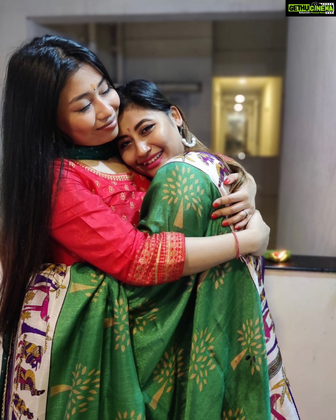 Sunita Gogoi Instagram - In dis hush hush world,We often forget to appreciate what we Have.. No it’s not a sister’s day,Just a note to express how Greatfull I m to Have her🧚♀️in my life. The biggest Strength of My life,whom I can Share all my happiness ..Cry out wen life hits me without being Judged..n lik all d other siblings..lots of gossips too😋 I m d elder one but she takes care of me lik a mother👭..which makes me love her more n more ..You mean d world to me❤️ Thankyou for Always Being der👭 My Sister @nang070 🧿 #sister #family #first #gratitude #love