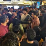 Sunny Hinduja Instagram – कल बोहत ख़ास था पर माँ बाप का साथ उससे अनमोल बना देता है।

Dekhein “Shehzada” apne nazdeeki cinemagharo mein !!
Waise bhi special Friday hai offer for all our Shehzadas & Shehzadis ❤️💥
Buy one ticket, get one FREE. Use promo code SHEHZADA on @bookmyshowin 

आप सभी के प्यार और दुआओं की ज़रूरत है ♥️🙏

#aboutlastnight #shehzada #premiere #love #blessings #grateful 

Outfit : @nm_design_studio 
Styled: @avanipratapgumber 
Hairstylist: @sahilmore_hair Juhu PVR