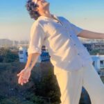 Sunny Hinduja Instagram – Steps apne hoo toh gaana bhi trending ho jata hai🤪
#photoshoot #trending #vibes #saturday #reels
