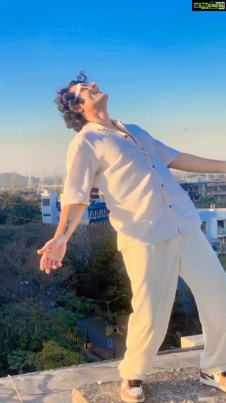 Sunny Hinduja - 30.8K Likes - Steps apne hoo toh gaana bhi trending ho jata hai🤪
#photoshoot #trending #vibes #saturday #reels