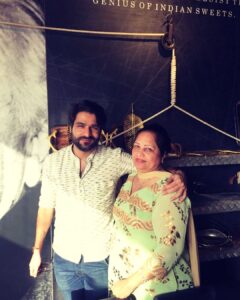 Sunny Hinduja Instagram - Everyday with you is a day full of love, laughter craziness & joy. Love you Mommy♥️ #happymothersday