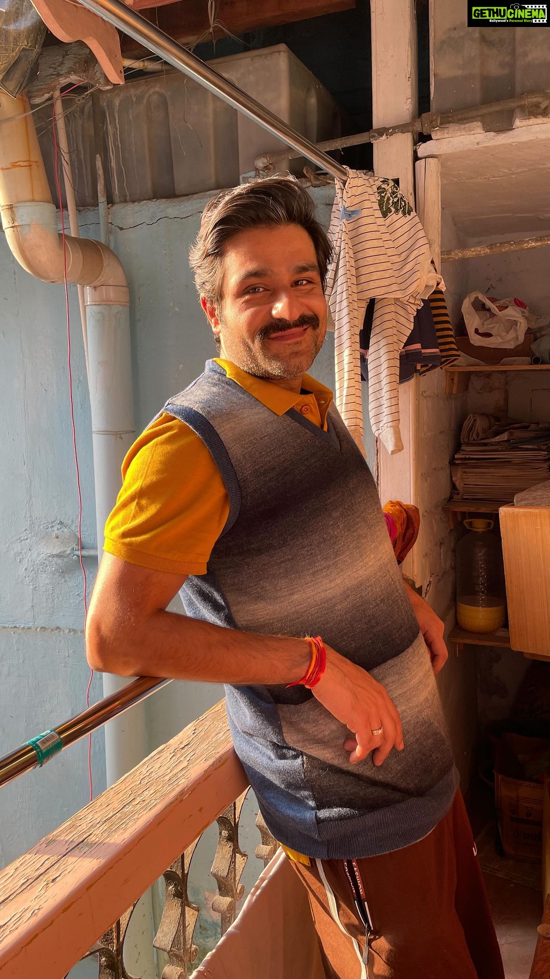 Sunny Hinduja Instagram - “मुकेश” - केरिंग husband, ज़िम्मेदार बाप और आदर्शवादी बेटा आत्माराम का..॥ मिलिए हमसे आपके नज़दीकी स्क्रीन्स पर only ऑन @netflix_in @imtiazaliofficial @gajrajrao @divyenndu @iamchandananand @anurittakjha & @mangeshhadawale @nidhisethianair @pramod_jaid