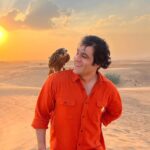 Sunny Hinduja Instagram - Falcon & The Sunny Sun🌞 #dubai🇦🇪 #desertsafari #arabiannights #wanderer #sunset #dubaifalcon #falcon #sunny