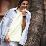 Sunny Hinduja Instagram - Aaj tree ka trunk call aaya… Photo: @sarikagangwal HMU: @makeupbychanch #photoshoot #ootd #pictureoftheday #pastelvibes #staystylish #thursday #tree #trunk