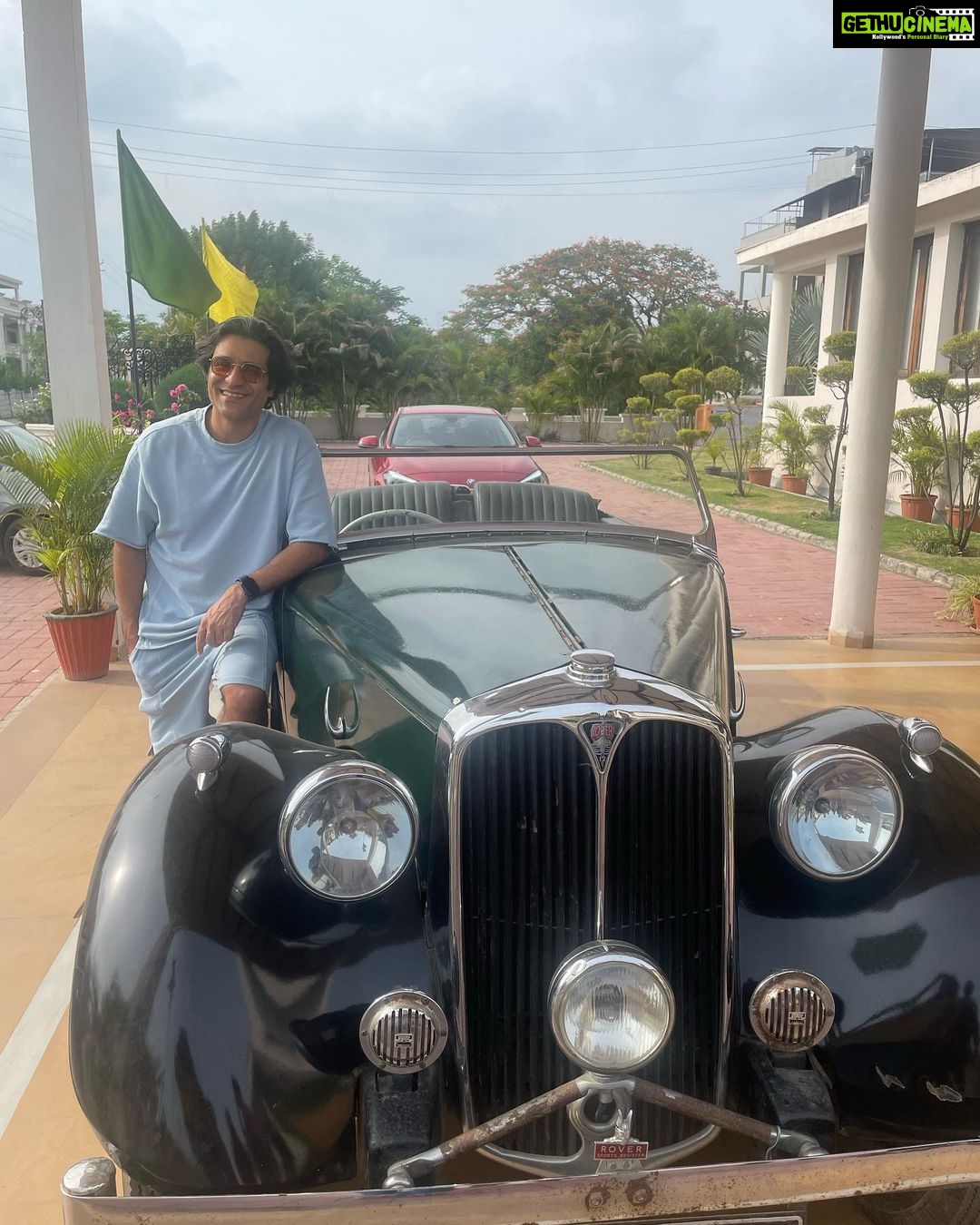Sunny Hinduja Instagram - 🎶Aaja meri gaadi mein baith ja..🎼