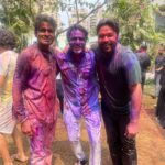 Sunny Hinduja Instagram - होली के रंग अपनो के संग ♥️ #holi #2023 #friends #family #color