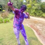 Sunny Hinduja Instagram - होली के रंग अपनो के संग ♥️ #holi #2023 #friends #family #color