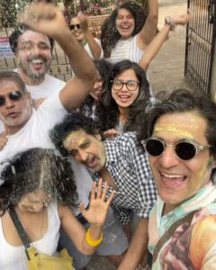 Sunny Hinduja Instagram - होली के रंग अपनो के संग ♥️

#holi #2023 #friends #family #color