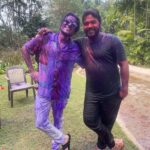 Sunny Hinduja Instagram - होली के रंग अपनो के संग ♥️ #holi #2023 #friends #family #color