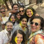 Sunny Hinduja Instagram - होली के रंग अपनो के संग ♥️ #holi #2023 #friends #family #color