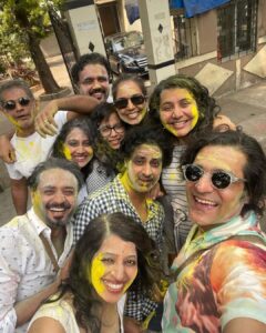 Sunny Hinduja Instagram - होली के रंग अपनो के संग ♥️

#holi #2023 #friends #family #color