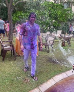 Sunny Hinduja Instagram - होली के रंग अपनो के संग ♥️

#holi #2023 #friends #family #color