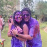 Sunny Hinduja Instagram - होली के रंग अपनो के संग ♥️ #holi #2023 #friends #family #color