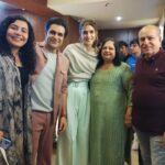 Sunny Hinduja Instagram - कल बोहत ख़ास था पर माँ बाप का साथ उससे अनमोल बना देता है। Dekhein “Shehzada” apne nazdeeki cinemagharo mein !! Waise bhi special Friday hai offer for all our Shehzadas & Shehzadis ❤️💥 Buy one ticket, get one FREE. Use promo code SHEHZADA on @bookmyshowin आप सभी के प्यार और दुआओं की ज़रूरत है ♥️🙏 #aboutlastnight #shehzada #premiere #love #blessings #grateful Outfit : @nm_design_studio Styled: @avanipratapgumber Hairstylist: @sahilmore_hair Juhu PVR