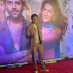 Sunny Hinduja Instagram - कल बोहत ख़ास था पर माँ बाप का साथ उससे अनमोल बना देता है। Dekhein “Shehzada” apne nazdeeki cinemagharo mein !! Waise bhi special Friday hai offer for all our Shehzadas & Shehzadis ❤️💥 Buy one ticket, get one FREE. Use promo code SHEHZADA on @bookmyshowin आप सभी के प्यार और दुआओं की ज़रूरत है ♥️🙏 #aboutlastnight #shehzada #premiere #love #blessings #grateful Outfit : @nm_design_studio Styled: @avanipratapgumber Hairstylist: @sahilmore_hair Juhu PVR