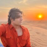 Sunny Hinduja Instagram - Falcon & The Sunny Sun🌞 #dubai🇦🇪 #desertsafari #arabiannights #wanderer #sunset #dubaifalcon #falcon #sunny