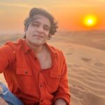 Sunny Hinduja Instagram - Falcon & The Sunny Sun🌞 #dubai🇦🇪 #desertsafari #arabiannights #wanderer #sunset #dubaifalcon #falcon #sunny