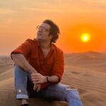 Sunny Hinduja Instagram - Falcon & The Sunny Sun🌞 #dubai🇦🇪 #desertsafari #arabiannights #wanderer #sunset #dubaifalcon #falcon #sunny
