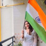 Surbhi Chandna Instagram - Since a week of seeing Har Ghar Tiranga ,streets vehicles only reminding 75 years ago a great nation was born ,she turned her challenges into opportunities & celebrations , leading change in every field ,big ups to those that continue to toil for her progress everyday Jai Hind 🇮🇳 #75yearsofindependence #harghartiranga