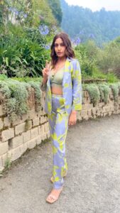 Surbhi Chandna Instagram - With That Belly Trying Belly Shake 👀🫡 #reels #trendingreels #reelsinstagram #reelitfeelit Shimla, Himachal, India