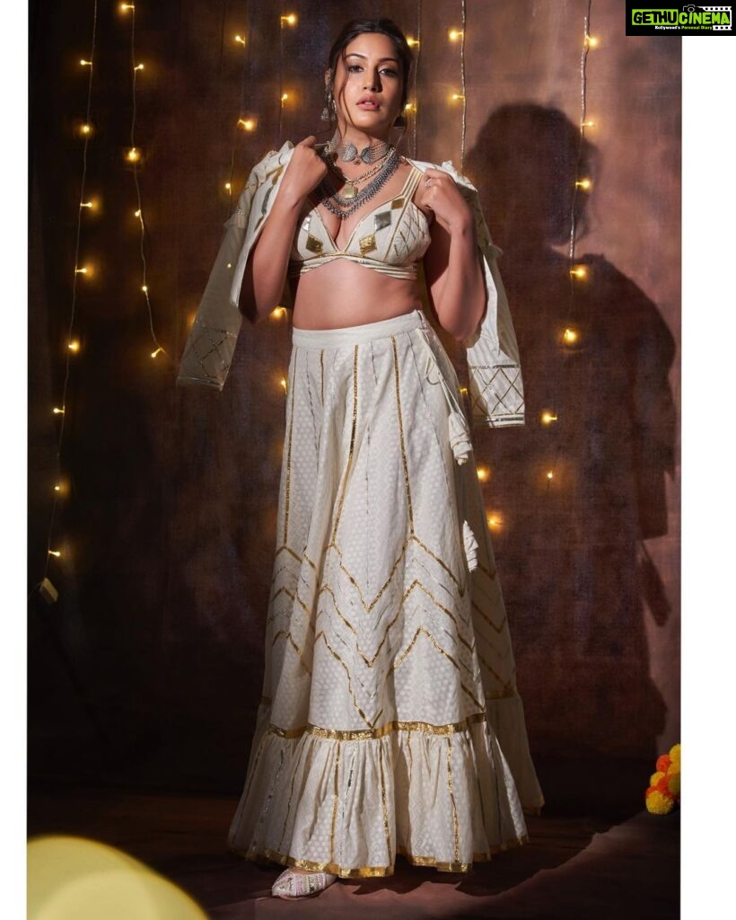 Surbhi Chandna Instagram - Diwali 2022 💥 Outfit @abujanisandeepkhosla @gulabobyabusandeep 🎆🎇