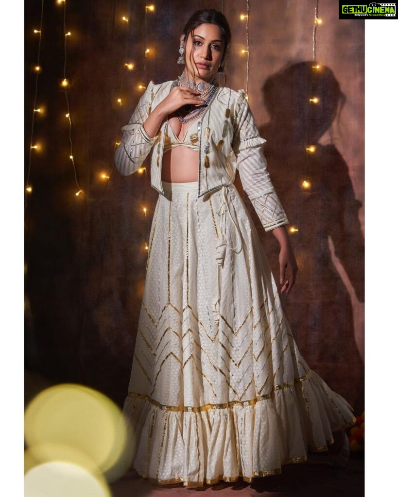 Surbhi Chandna Instagram - Diwali 2022 💥 Outfit @abujanisandeepkhosla @gulabobyabusandeep 🎆🎇