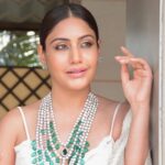 Surbhi Chandna Instagram - Happy KarwaChauth Ladies 🌙 #MSwardrobe