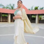 Surbhi Chandna Instagram - Happy KarwaChauth Ladies 🌙 #MSwardrobe