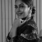 Surbhi Chandna Instagram - Naari Sabse Khoobsurat in a Saree 🥻