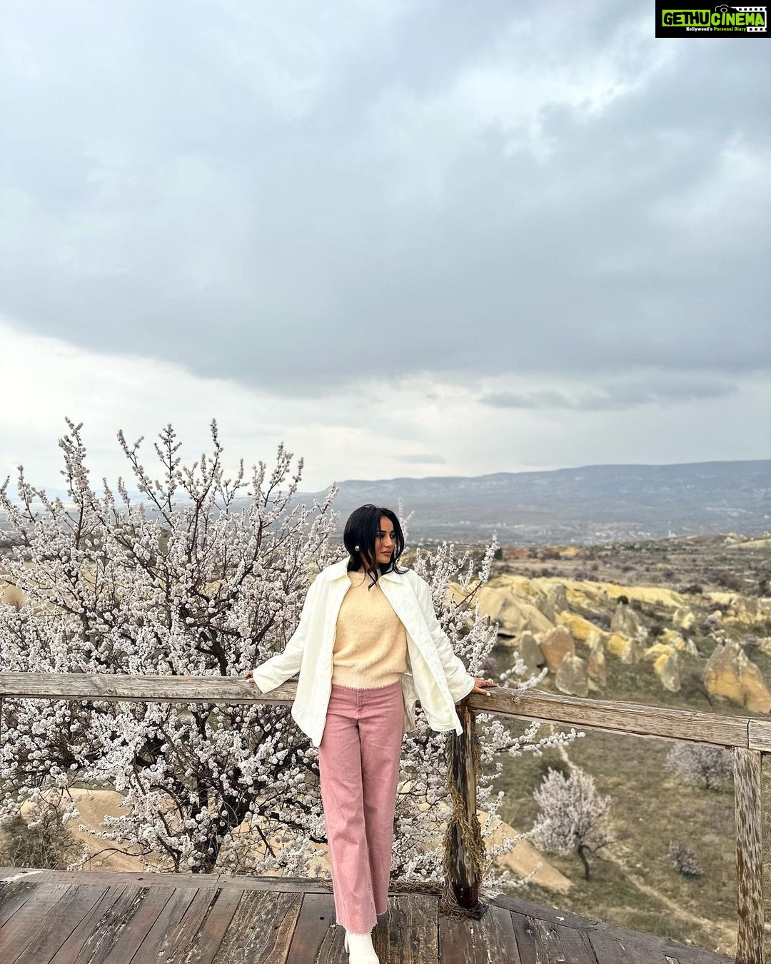 Surbhi Jyoti Instagram - Where ever you go becomes a part of you somehow... . . . . . . @confiancecommunications @turkiyetourism_in @goturkiye Cappadocia / Türkiye
