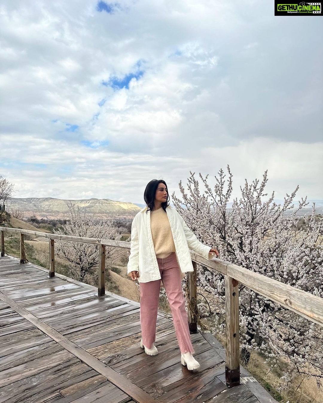Surbhi Jyoti Instagram - Where ever you go becomes a part of you somehow... . . . . . . @confiancecommunications @turkiyetourism_in @goturkiye Cappadocia / Türkiye