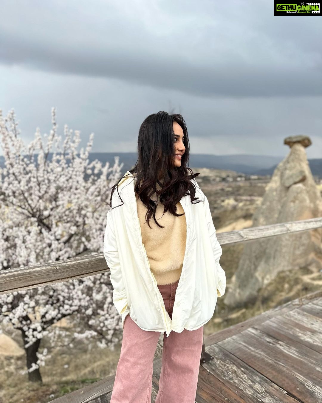 Surbhi Jyoti Instagram - Where ever you go becomes a part of you somehow... . . . . . . @confiancecommunications @turkiyetourism_in @goturkiye Cappadocia / Türkiye