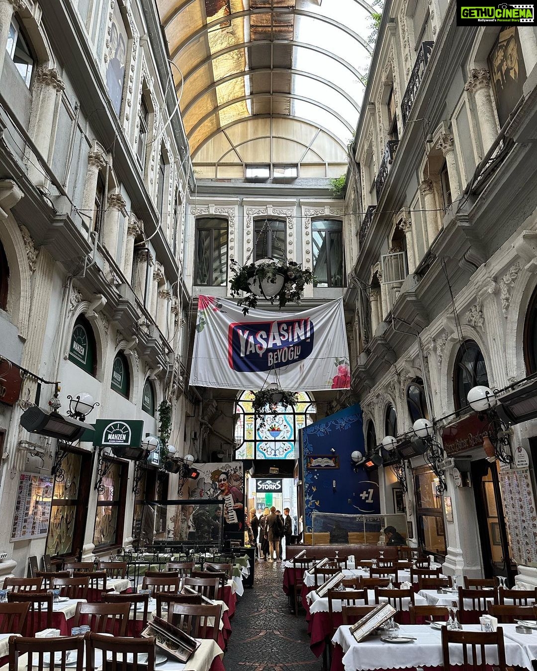 Surbhi Jyoti Instagram - Art, culture, museums, history, food, and music... Istanbul has it all❤️ 🇹🇷🇹🇷 #istanbul #turkey . . . . . @goturkiye @turkiyetourism_in @confiancecommunications İstanbul Turkey